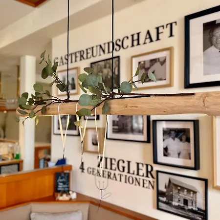 Ziegler & Restaurant מלון 3*