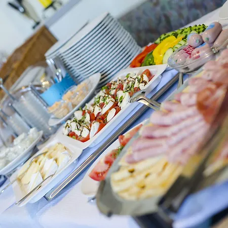 Ziegler & Restaurant מלון 3*