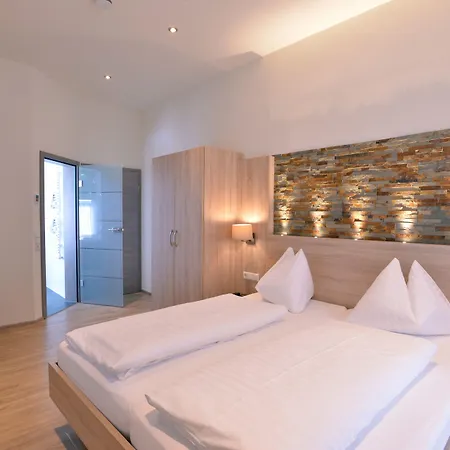 Ziegler & Restaurant מלון